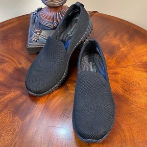 SKECHERS AIR COOLED GOGA MAT SIZE 7.5. Beige with sparkles as you walk.